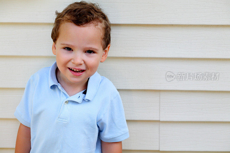 一个患有自闭症的小男孩的微笑肖像