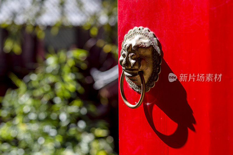 红门上的铁狮子门环