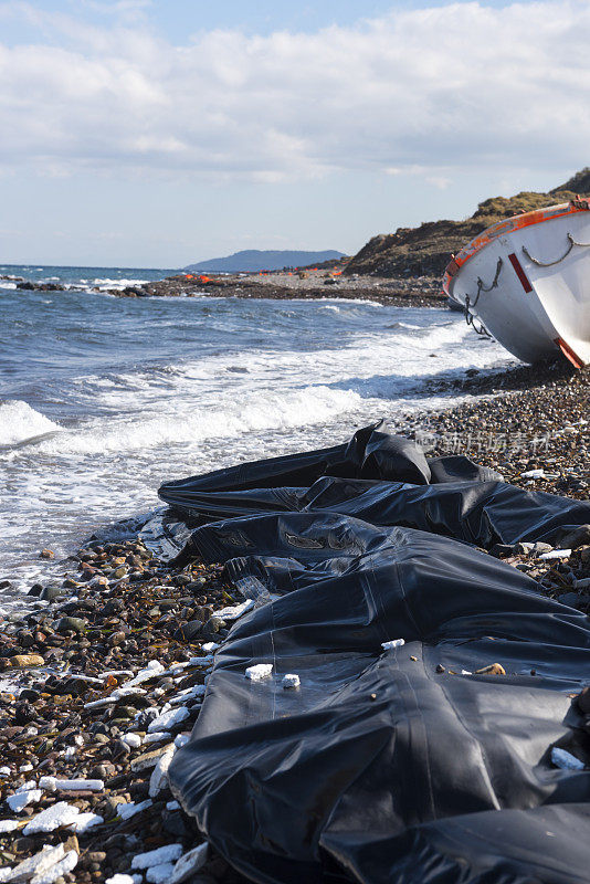 希腊莱斯博斯岛难民危机中的船只和救生衣
