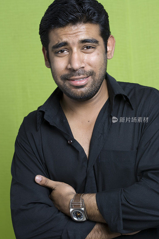 困惑的年轻印度男性成年人