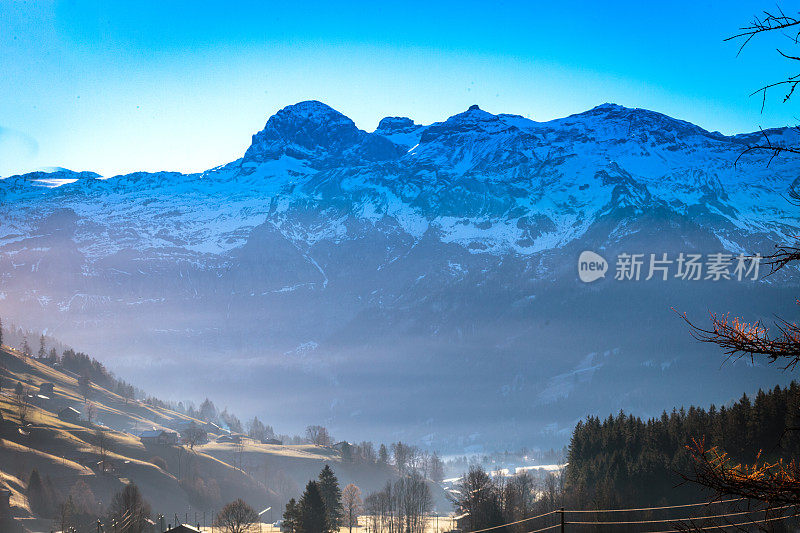 秋天的早晨风景伦克，瑞士阿尔卑斯山