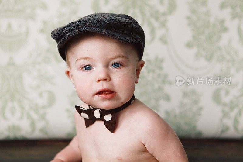 戴报童帽，系领结的小男孩