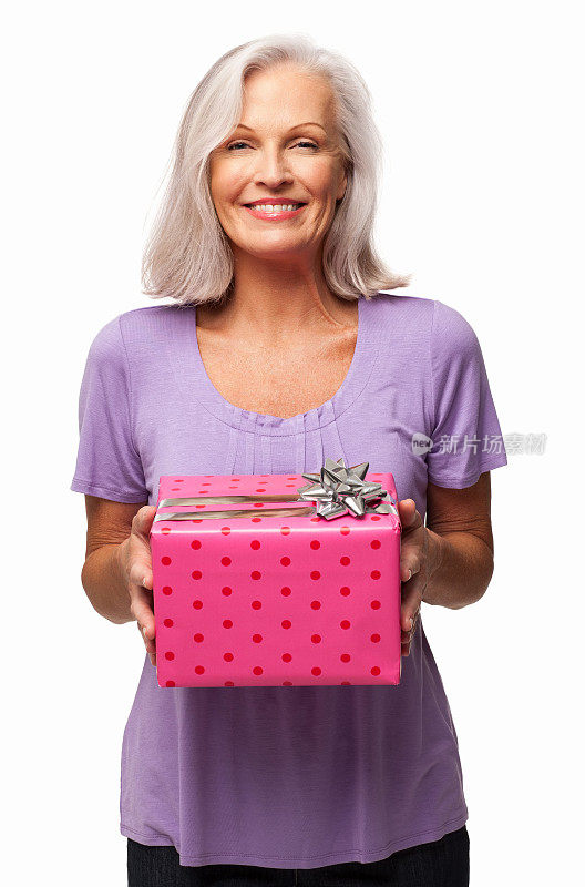 快乐的老年妇女持有生日礼物-孤立