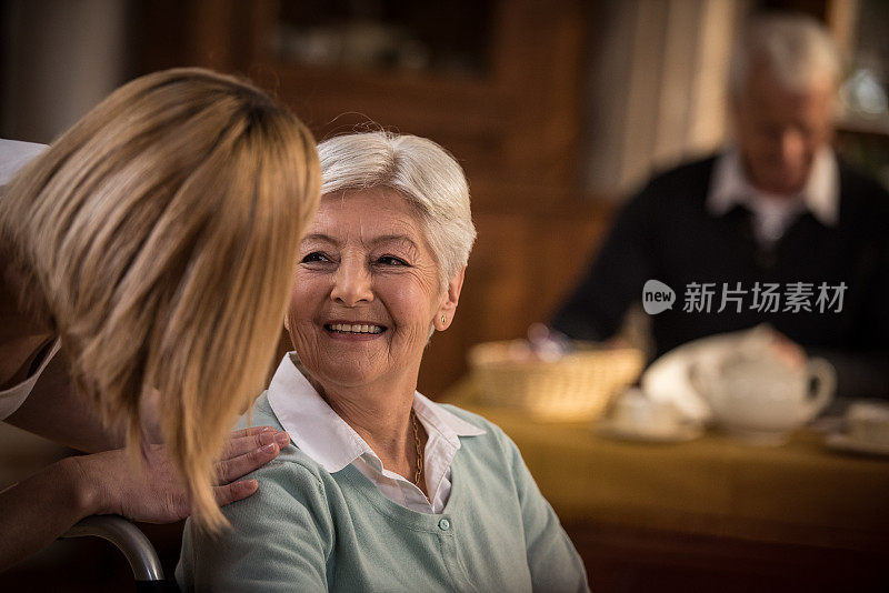 护士帮助老年妇女