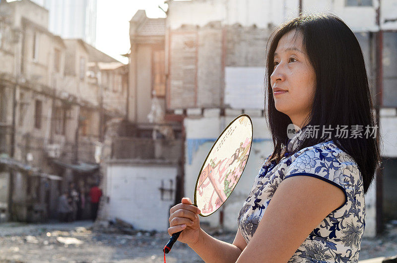 都市中的亚洲女性