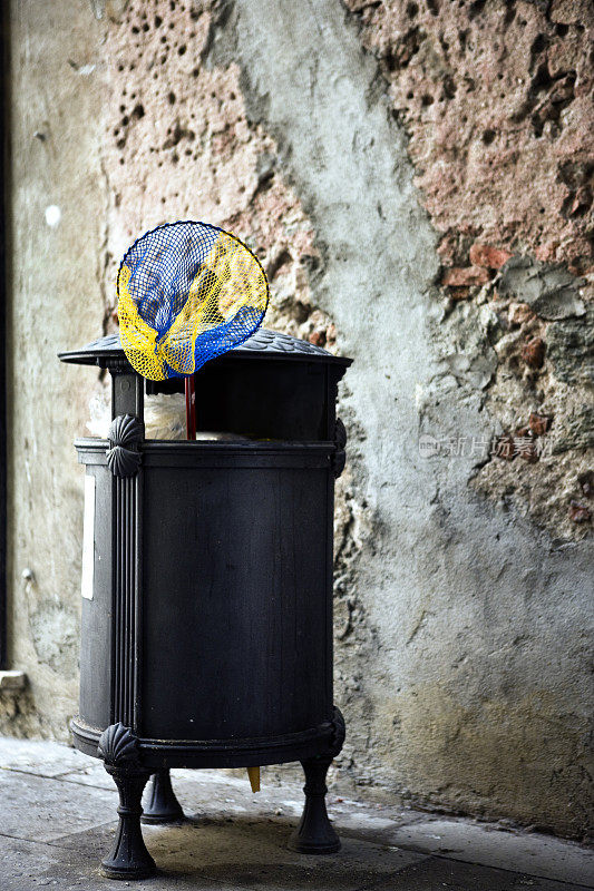 垃圾桶和渔网。彩色图像