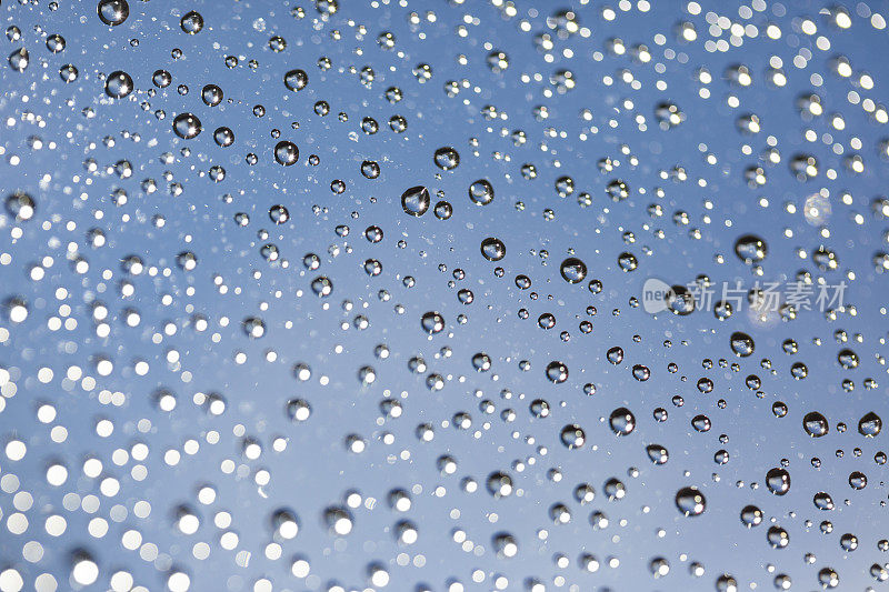 雨水落在屋顶的窗户上