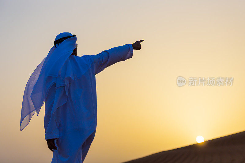 沙漠中的日出和阿拉伯人指明方向