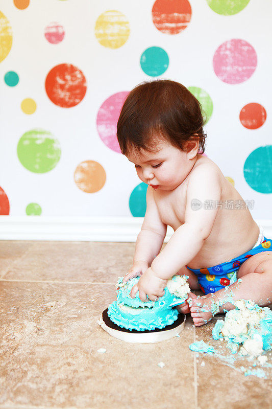 小男孩和一岁生日蛋糕