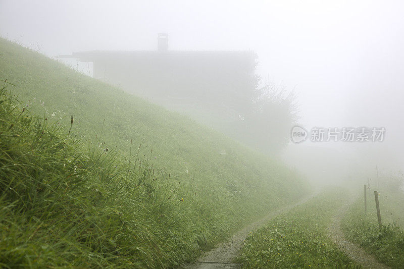 浓雾中出现了高山小屋
