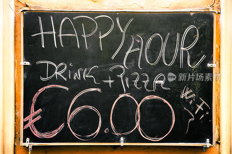 黑板上写着“快乐时光”