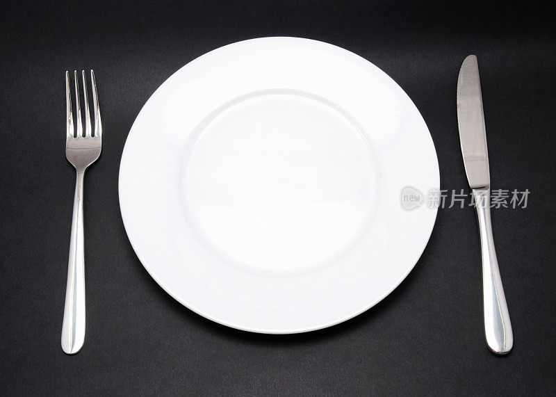盘子，叉和刀孤立在黑色