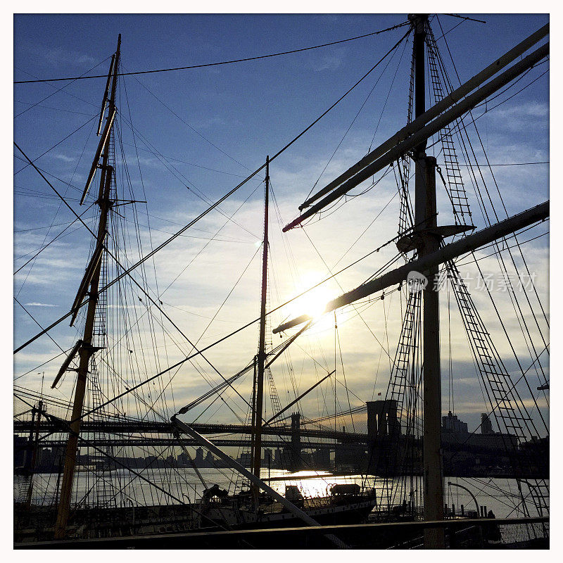 纽约市东河上的老帆船