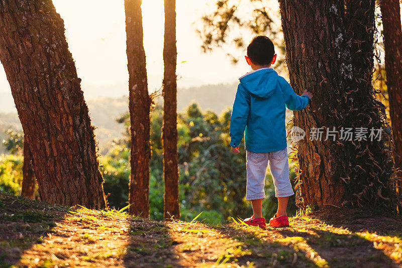 男孩站在夕阳下