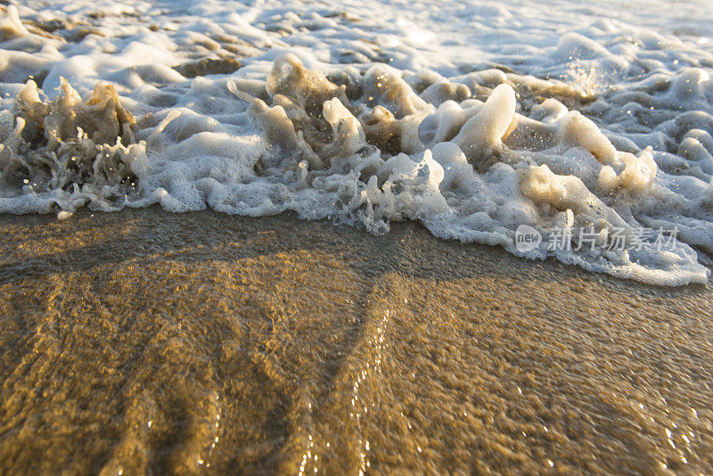 海滩上的泡沫