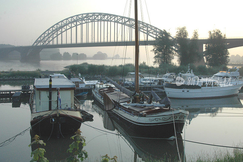 荷兰奈梅亨瓦尔河上的桥