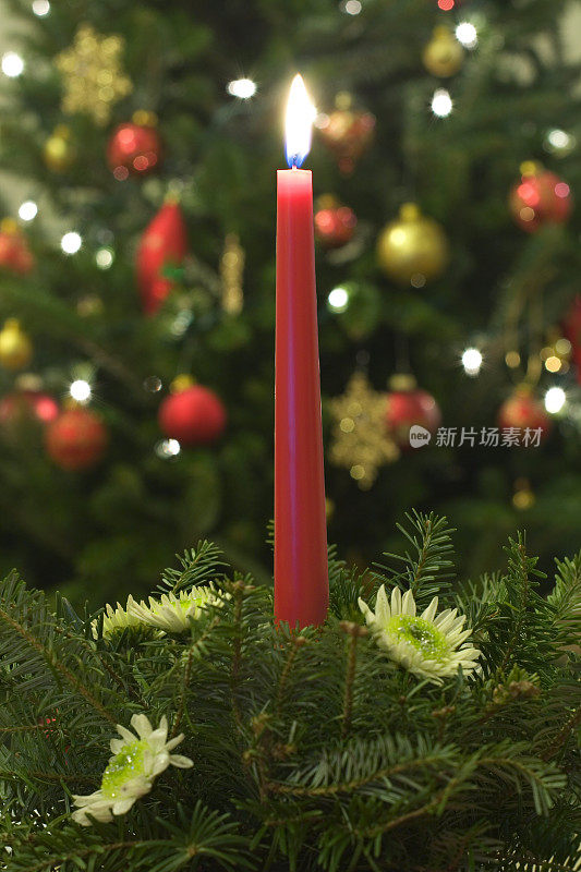 圣诞蜡烛装饰在庄严的场景