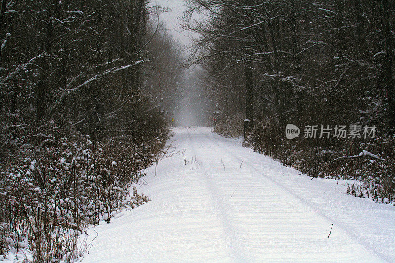 冬季暴风雪掩埋了废弃的铁路轨道