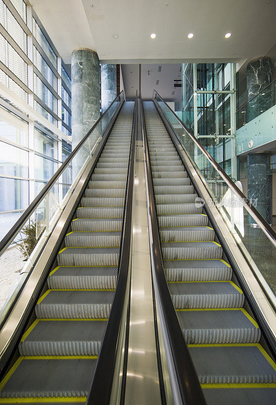 土耳其伊兹密尔机场的自动扶梯