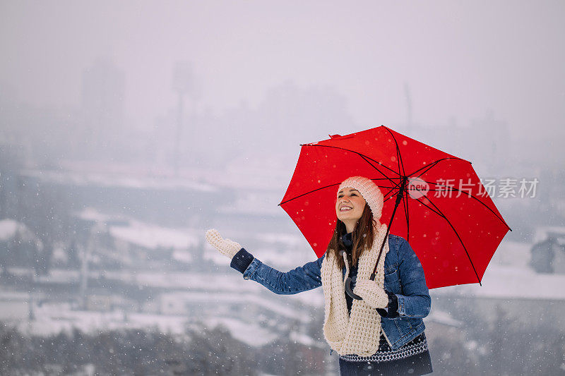 戴着针织帽的女孩