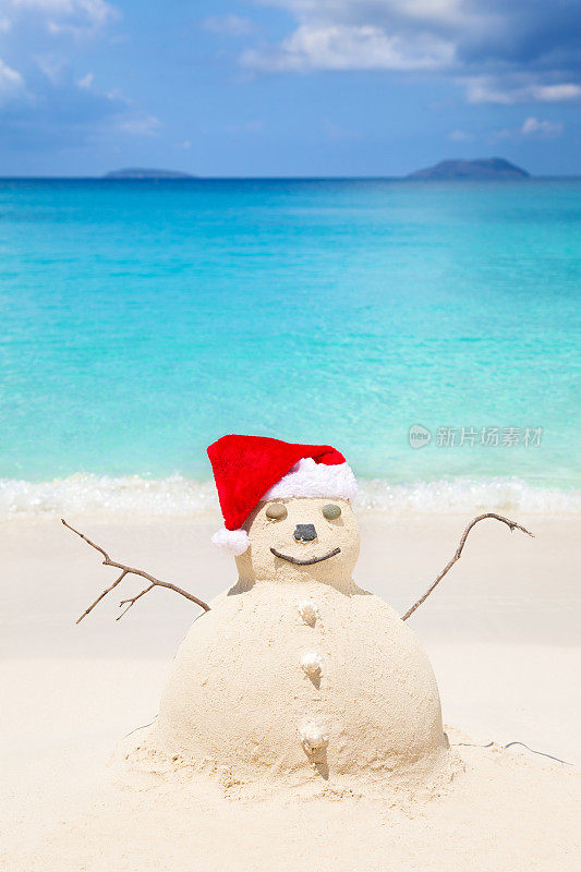 加勒比海滩上戴着圣诞老人帽的睡魔