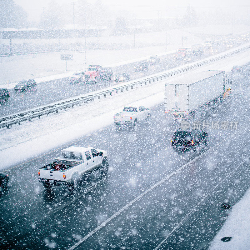 下雪天气下的公路交通