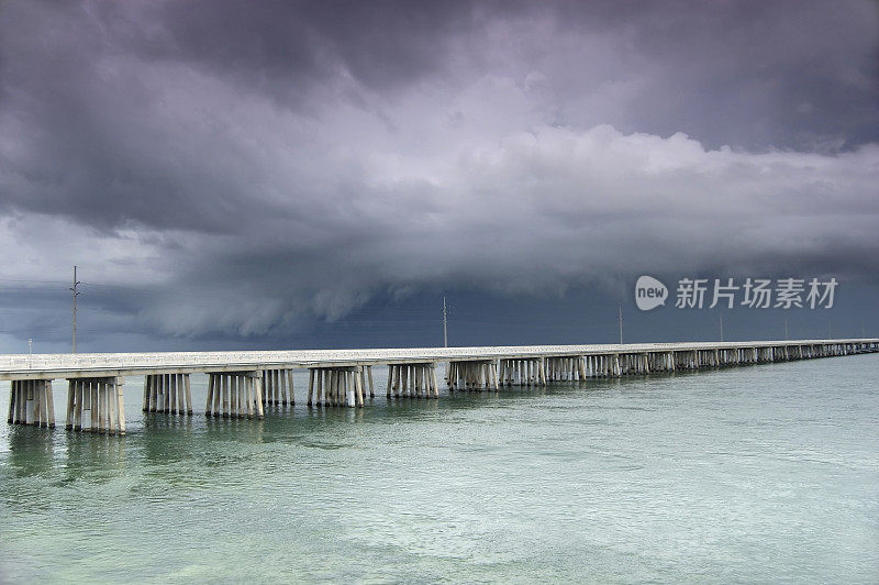 暴风雨的铜锣