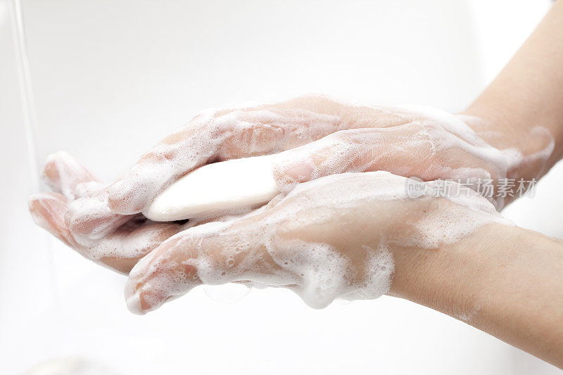 用肥皂洗手