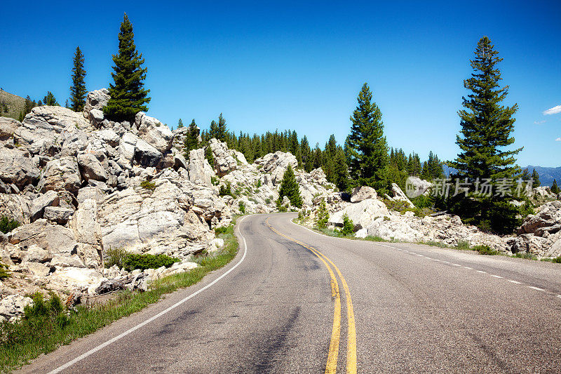 美国落基山脉中的蜿蜒道路