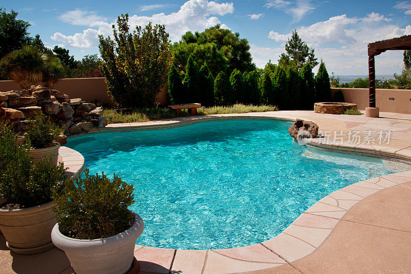 夏季后院庭院与游泳池