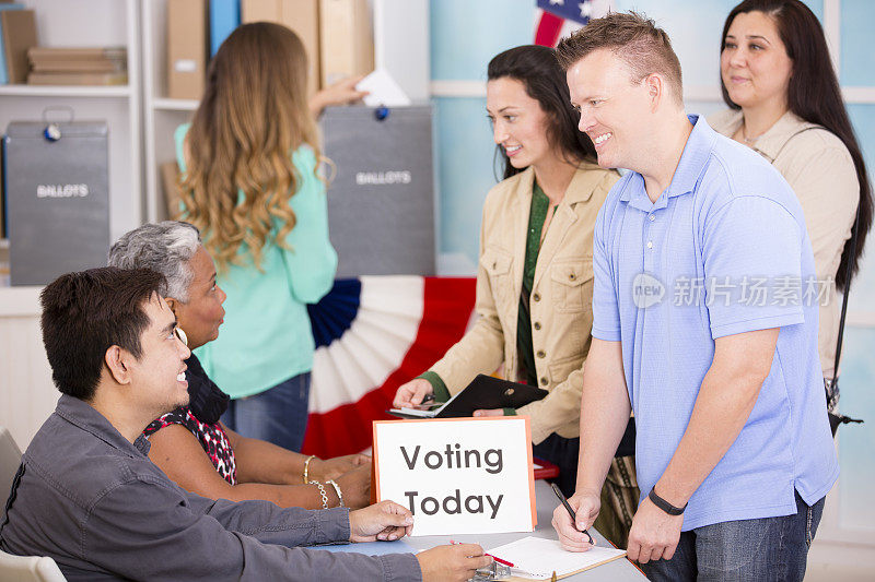 选民在11月的美国选举中登记和投票。