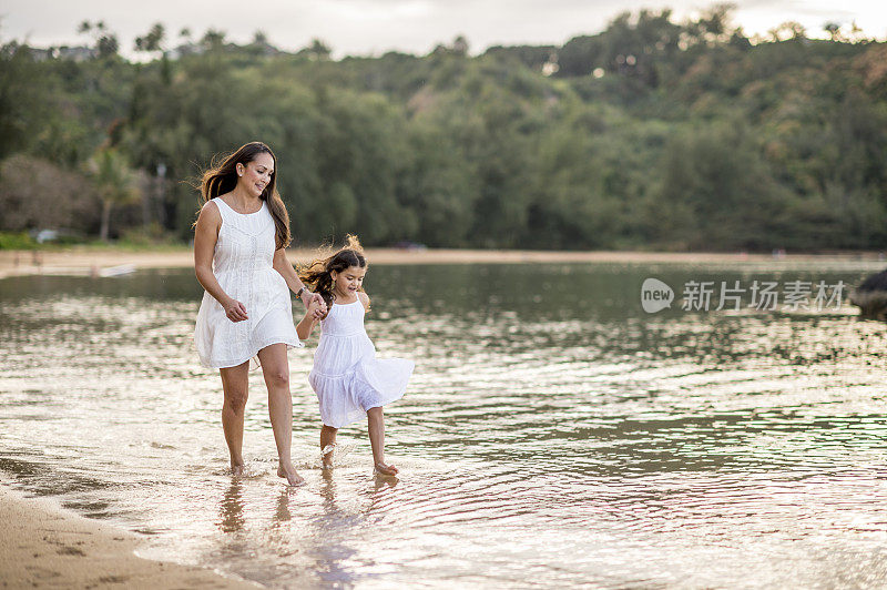 妈妈和女儿在夏威夷的海滩上