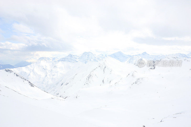 senales冰川上的雪山山峰