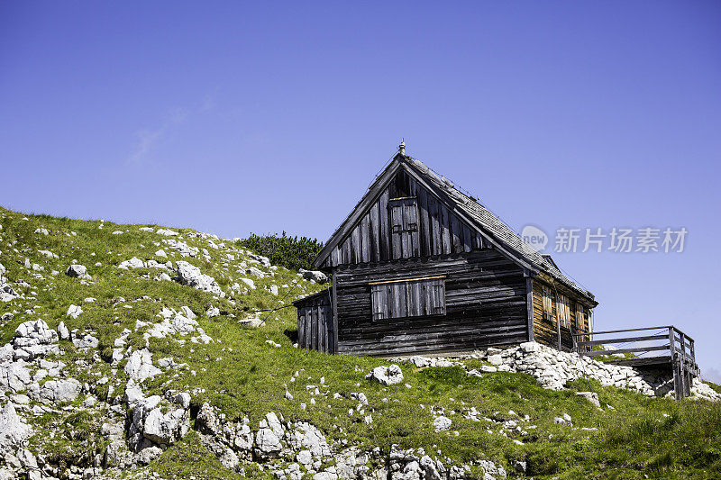 在岩石山上废弃的旧小屋