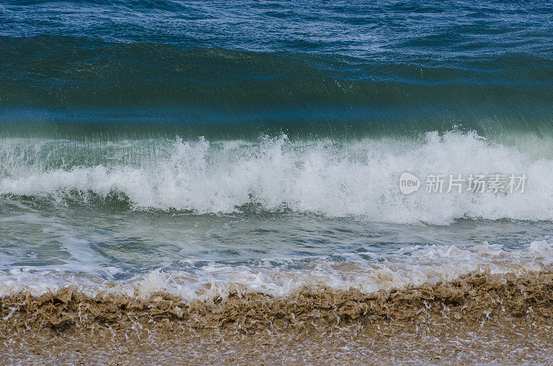 海浪拍打着沙滩