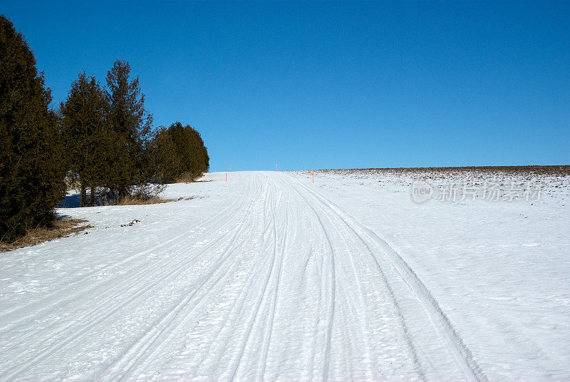 春天的雪地摩托步道