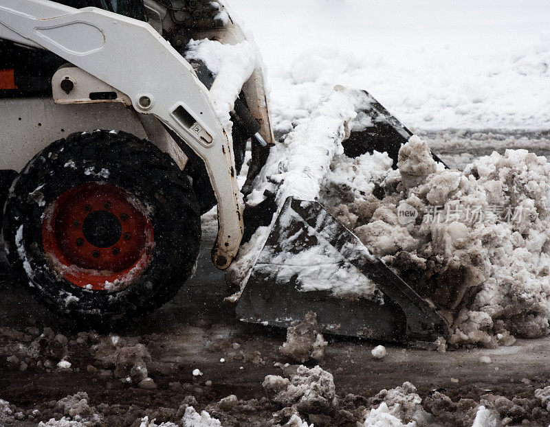在冬季暴风雪期间清理路面的扫雪机