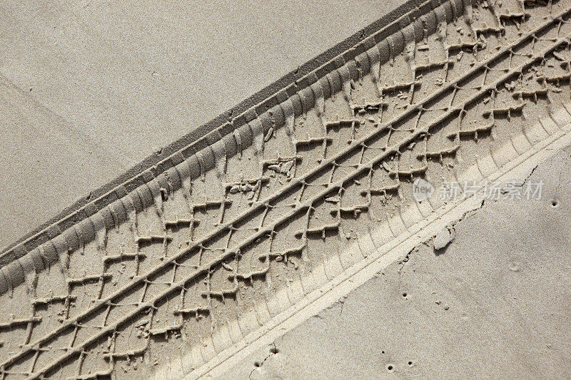 沙地上的轮胎轨迹