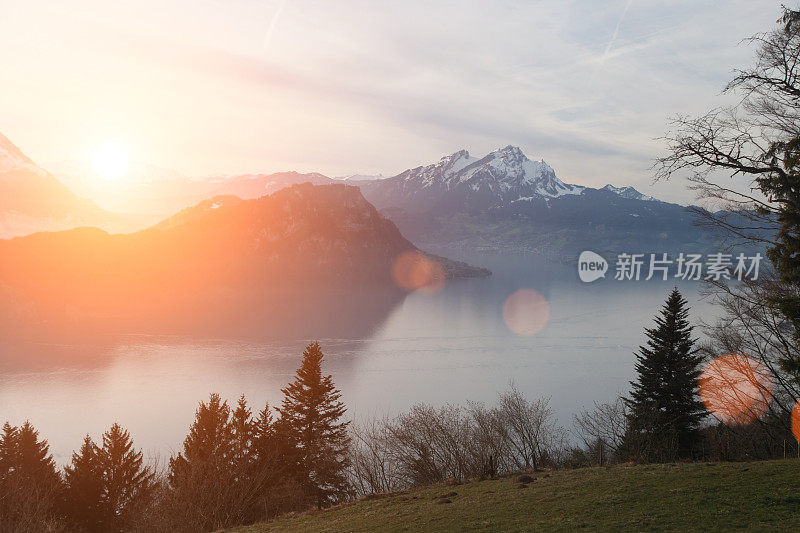 瑞士阿尔卑斯山卢塞恩湖日落