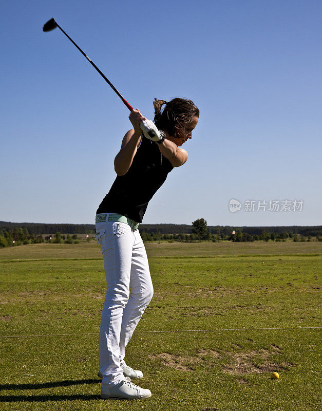 年轻女子高尔夫球