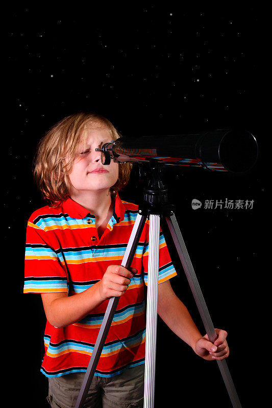 男孩用望远镜