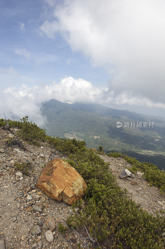 硫磺石在伊冈山的斜坡上