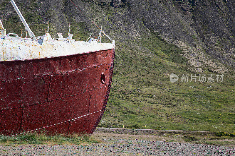 西峡湾一艘红色船只的残骸。冰岛。