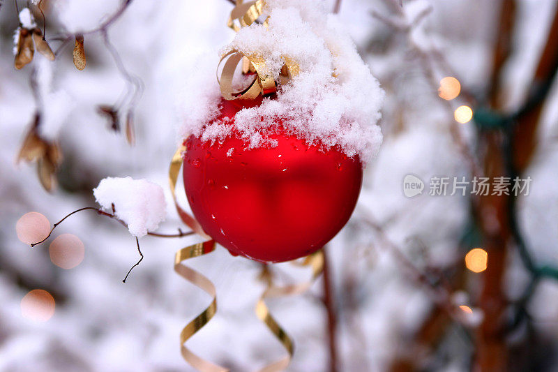 红色的圣诞雪球