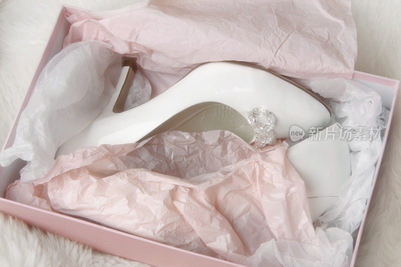 女人的婚礼鞋在盒子里