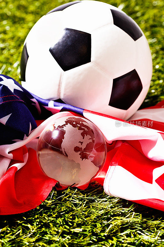 玻璃世界和带有星条旗的足球