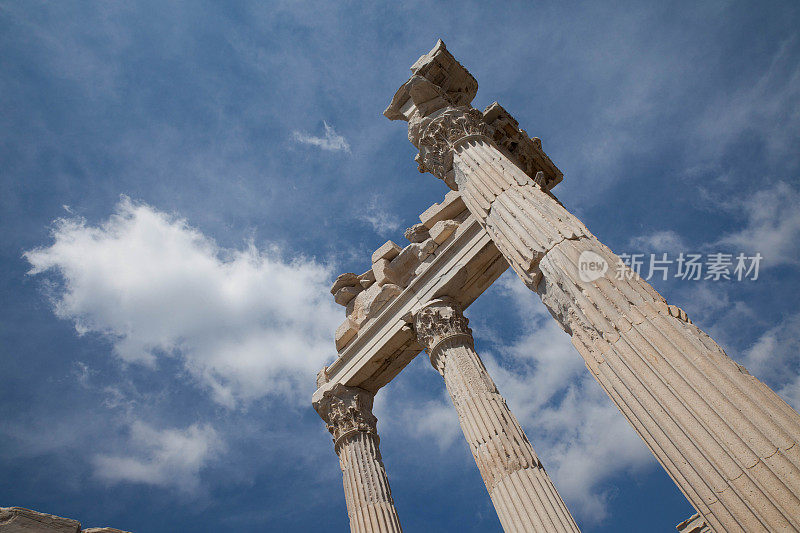 图拉真神庙柱在佩加蒙伊兹密尔古城