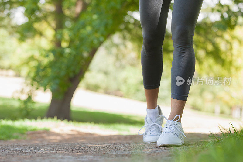 一个女人在公园里的小路上散步