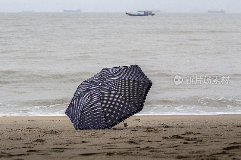 雨伞在海滩