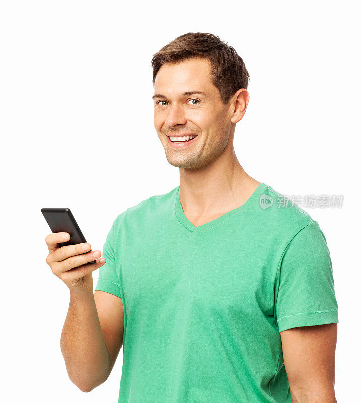 微笑的男人在看手机短信